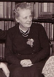 Elizabeth Andrews YH 1882 -1960. (Parasol Media)