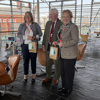 Carr LCJ a Keegan LCJ yn y Senedd